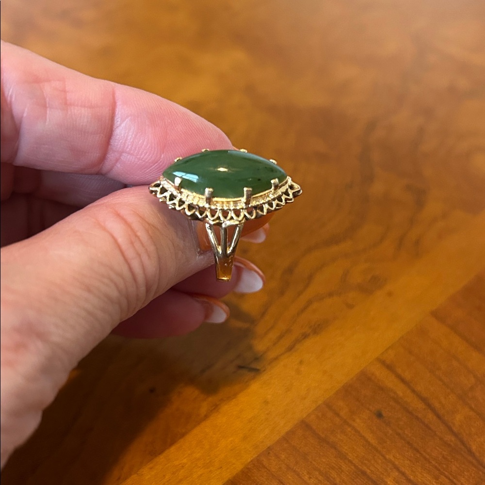 VINTAGE ESTATE PIECE! Jade and 14kt Gold Women's Ring - Picture 6 of 11